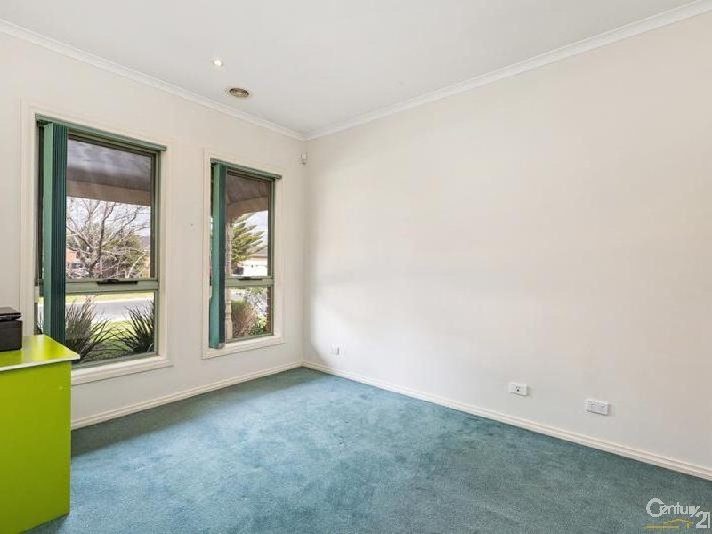 76 Shaftsbury Boulevard, Point Cook VIC 3030