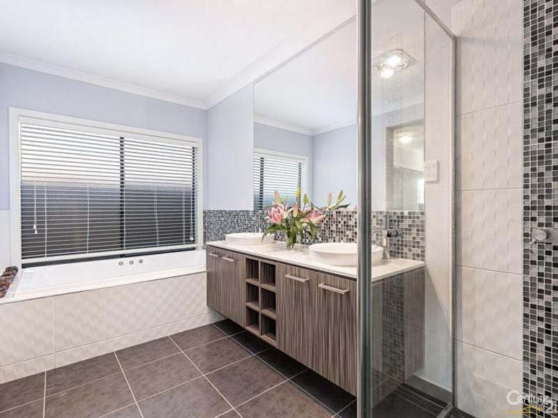 13 Royal Circuit, Point Cook VIC 3030