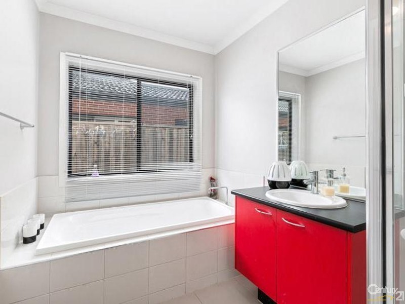 4 Baybreeze Street, Point Cook VIC 3030