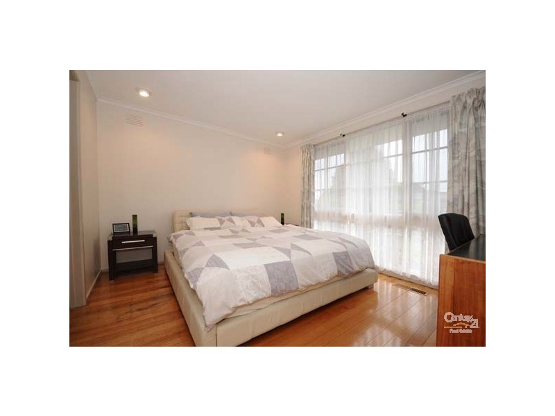 18 Primrose Hill Close, Endeavour Hills VIC 3802