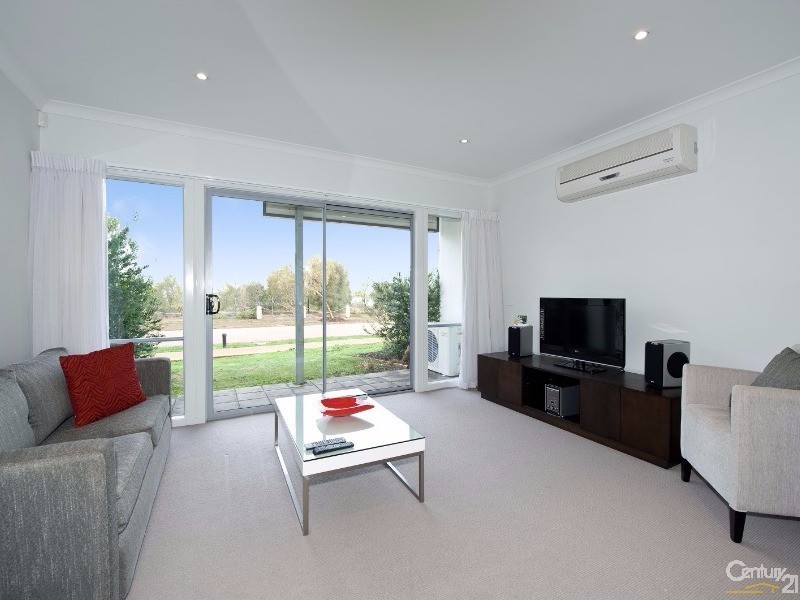 22/9 Greg Norman Drive, Sanctuary Lakes VIC 3030