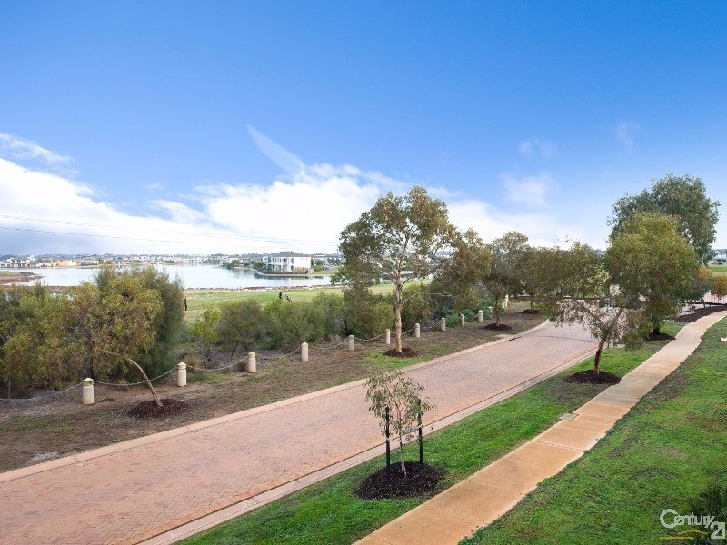 22/9 Greg Norman Drive, Sanctuary Lakes VIC 3030