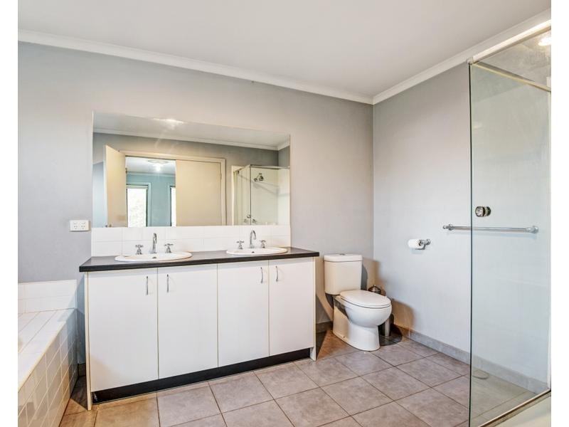 8 Juniper Avenue, Point Cook VIC 3030