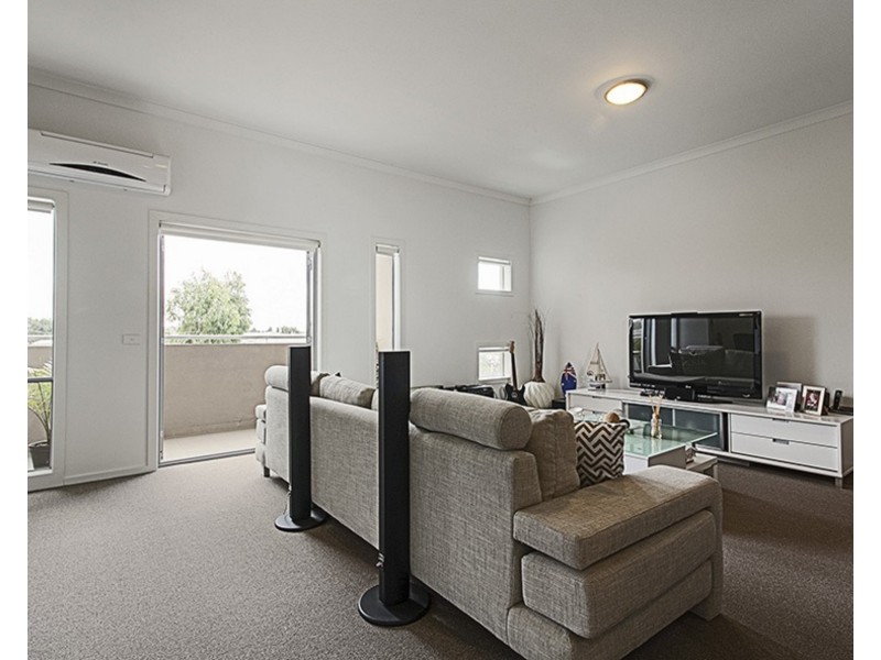 2/17 Tom Roberts Parade, Point Cook VIC 3030