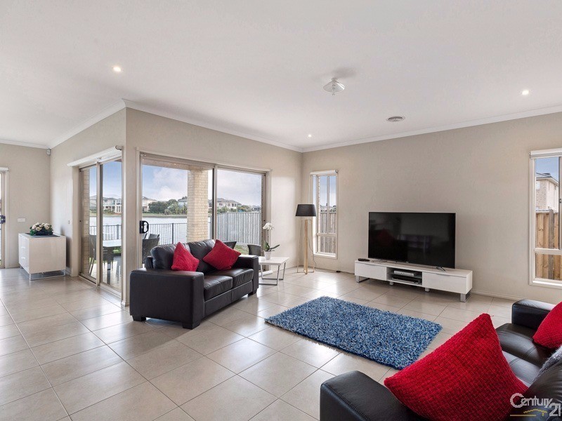 10 Rhode Island Close, Sanctuary Lakes VIC 3030