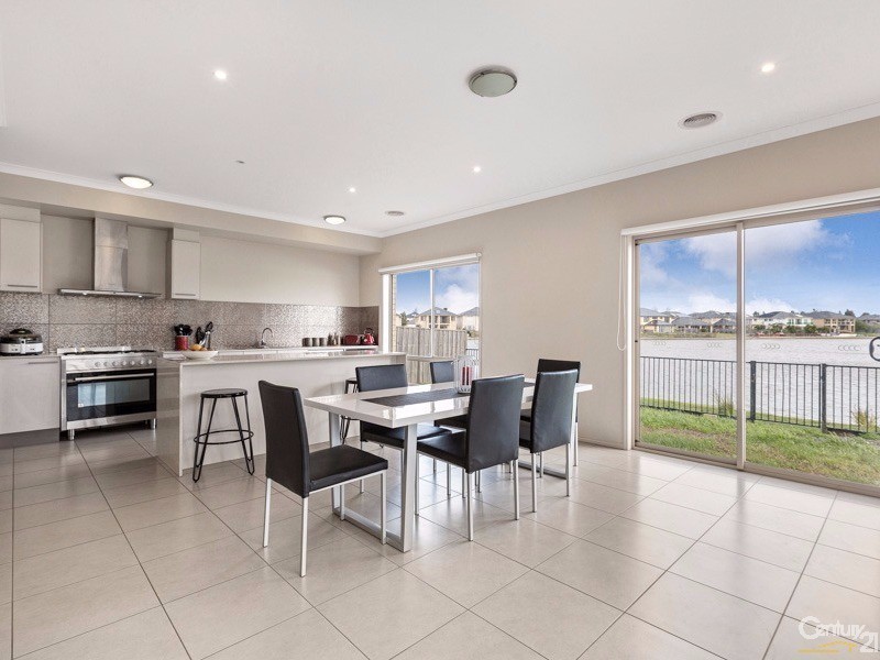 10 Rhode Island Close, Sanctuary Lakes VIC 3030