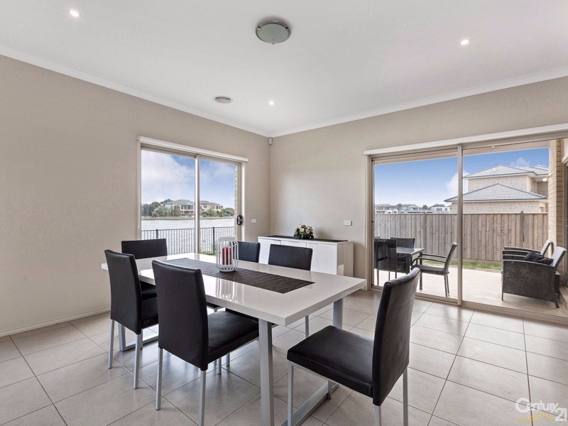 10 Rhode Island Close, Sanctuary Lakes VIC 3030