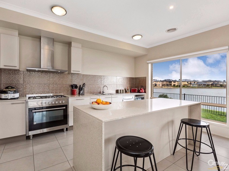 10 Rhode Island Close, Sanctuary Lakes VIC 3030