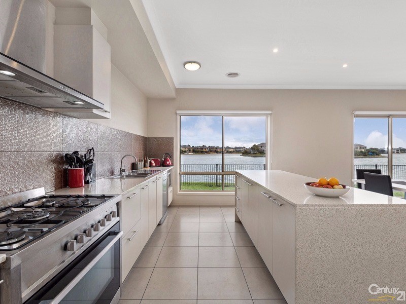 10 Rhode Island Close, Sanctuary Lakes VIC 3030