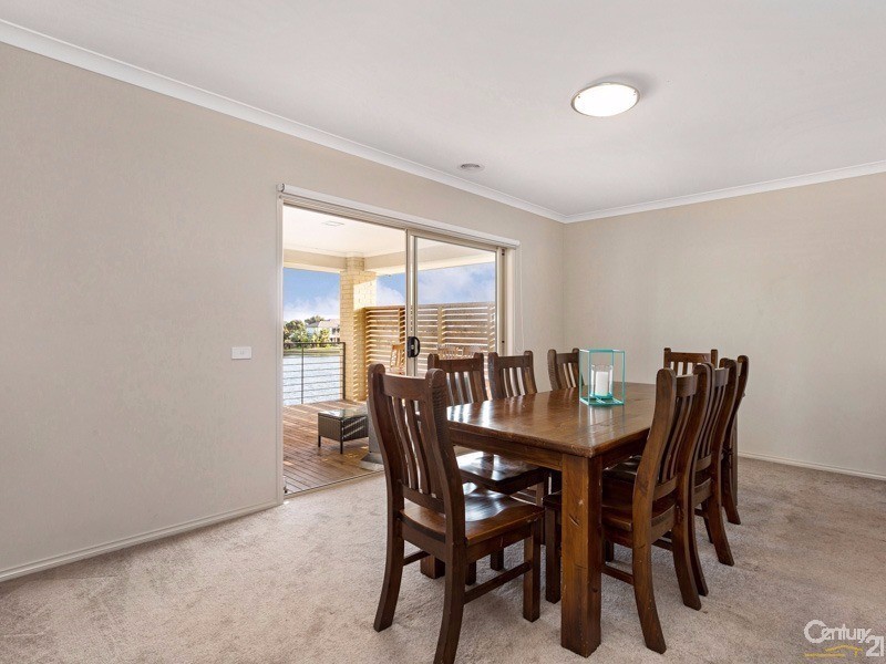 10 Rhode Island Close, Sanctuary Lakes VIC 3030