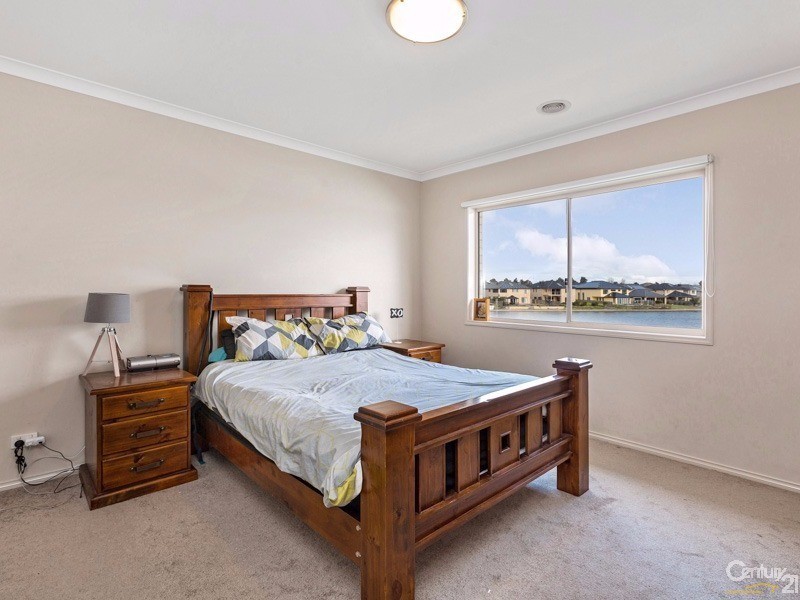 10 Rhode Island Close, Sanctuary Lakes VIC 3030