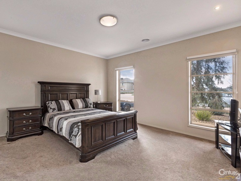 10 Rhode Island Close, Sanctuary Lakes VIC 3030