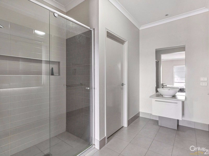 10 Rhode Island Close, Sanctuary Lakes VIC 3030