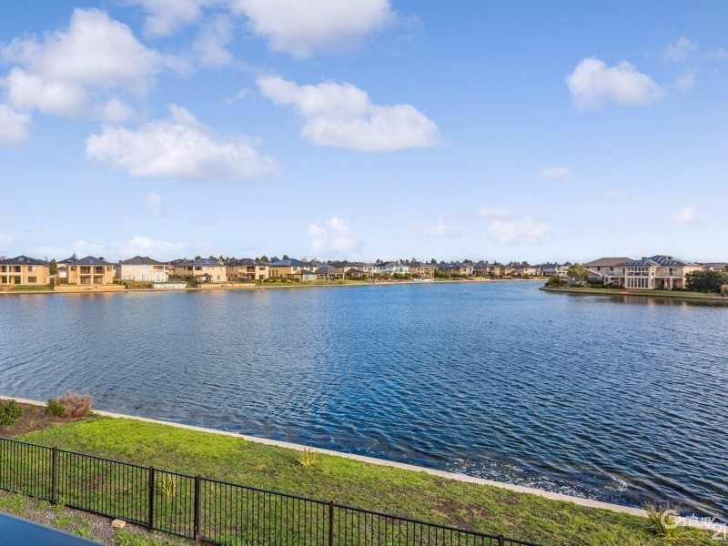 10 Rhode Island Close, Sanctuary Lakes VIC 3030