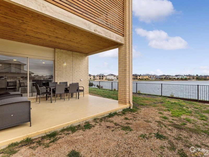 10 Rhode Island Close, Sanctuary Lakes VIC 3030