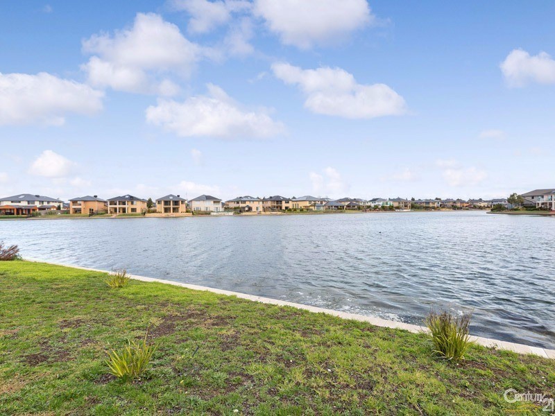 10 Rhode Island Close, Sanctuary Lakes VIC 3030