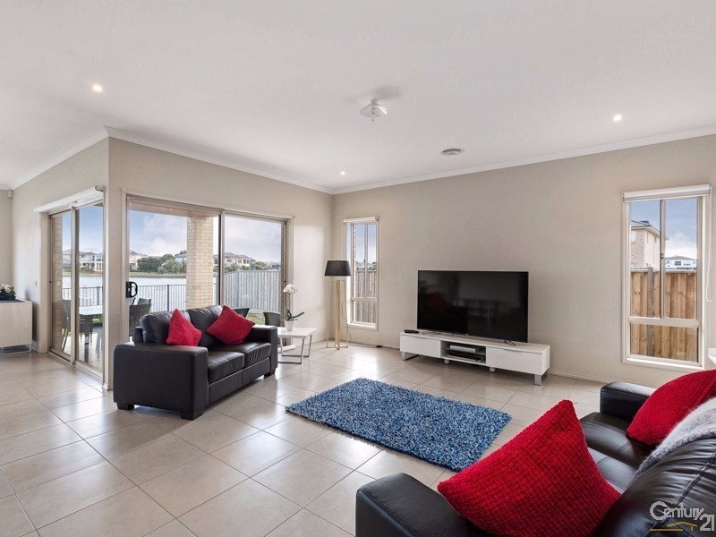 10 Rhode Island Close, Sanctuary Lakes VIC 3030