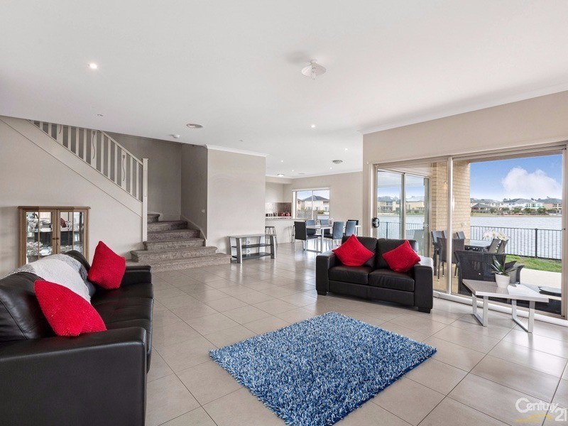 10 Rhode Island Close, Sanctuary Lakes VIC 3030