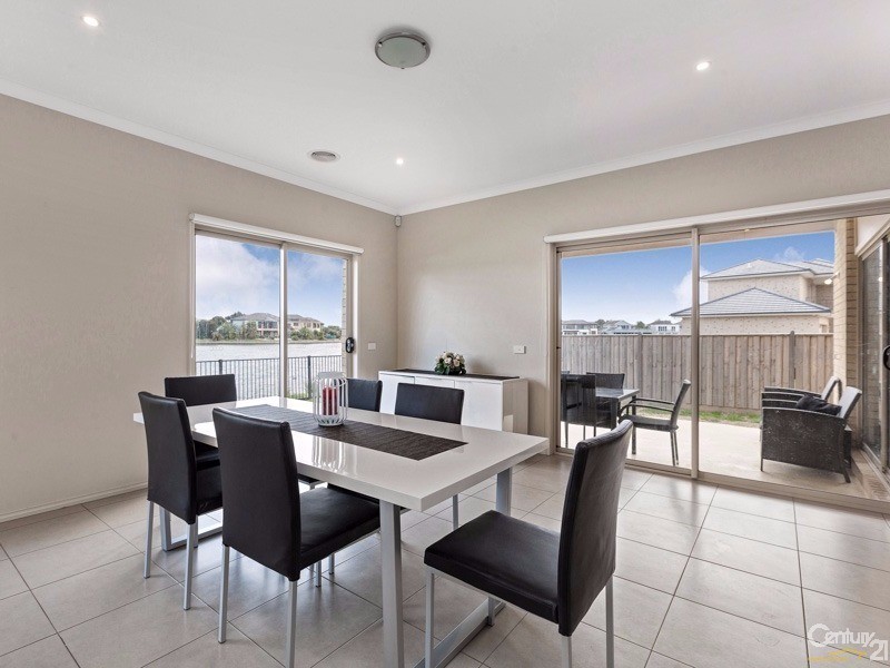 10 Rhode Island Close, Sanctuary Lakes VIC 3030