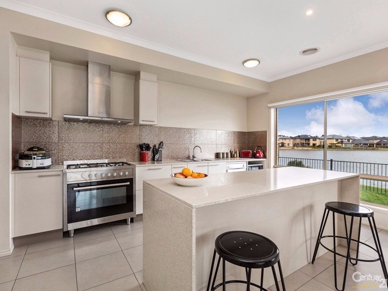 10 Rhode Island Close, Sanctuary Lakes VIC 3030