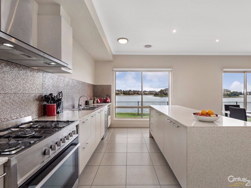 10 Rhode Island Close, Sanctuary Lakes VIC 3030