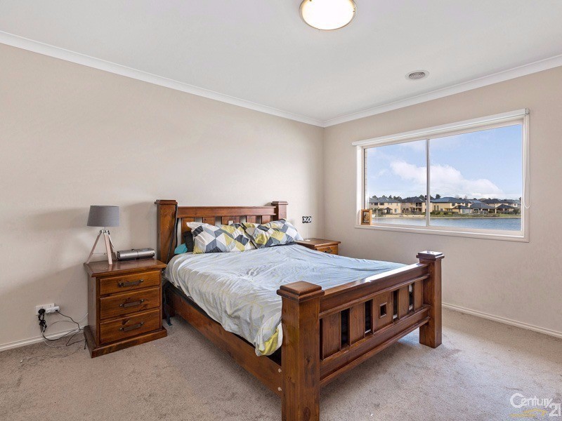 10 Rhode Island Close, Sanctuary Lakes VIC 3030