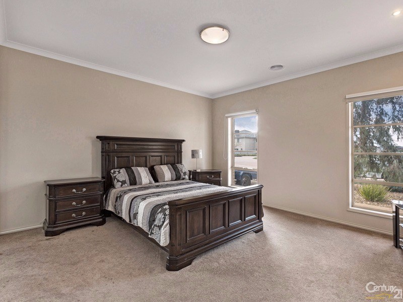 10 Rhode Island Close, Sanctuary Lakes VIC 3030