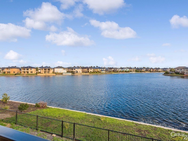 10 Rhode Island Close, Sanctuary Lakes VIC 3030