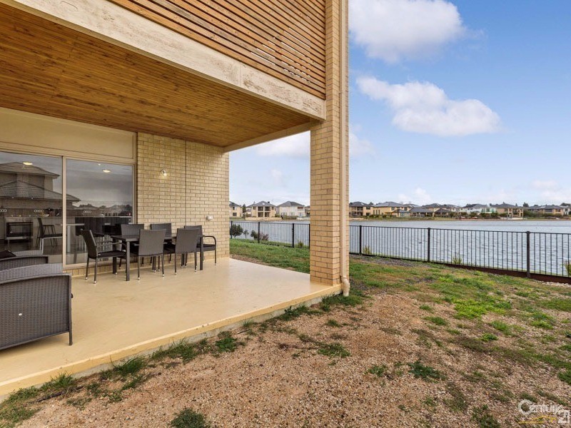 10 Rhode Island Close, Sanctuary Lakes VIC 3030
