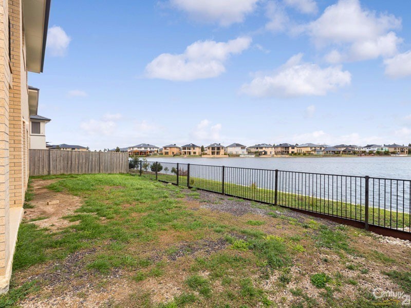 10 Rhode Island Close, Sanctuary Lakes VIC 3030