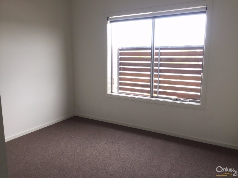 2/15 Tom Roberts Parade, Point Cook VIC 3030