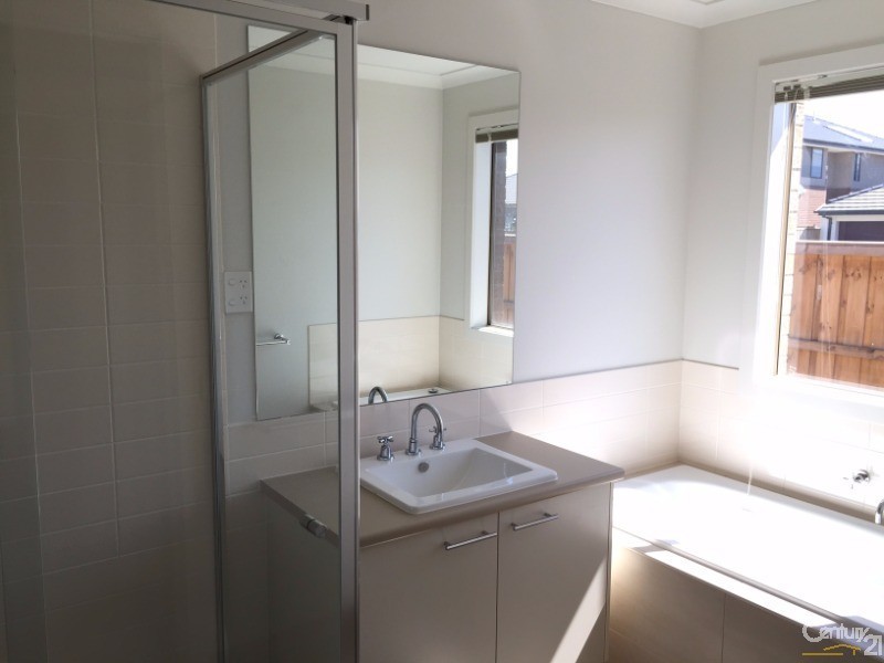 11 Capella Crescent, Williams Landing VIC 3027