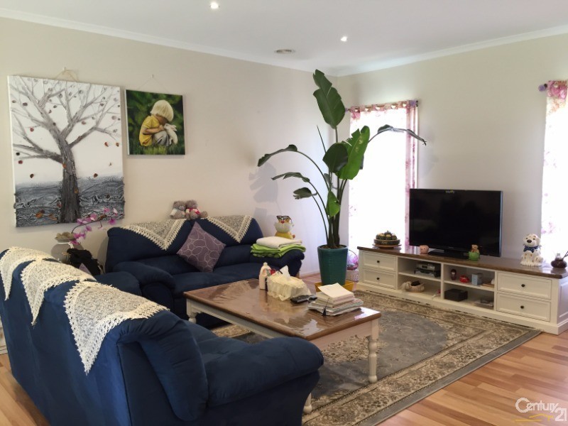 94 Duncombe Parkway, Deer Park VIC 3023