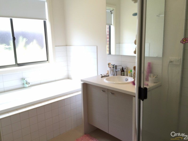 94 Duncombe Parkway, Deer Park VIC 3023