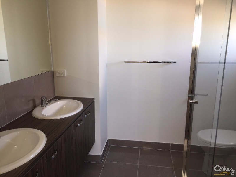 39 Pennsylvania Crescent, Point Cook VIC 3030