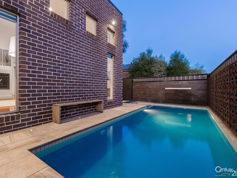 16 Moncrieff Parade, Point Cook VIC 3030