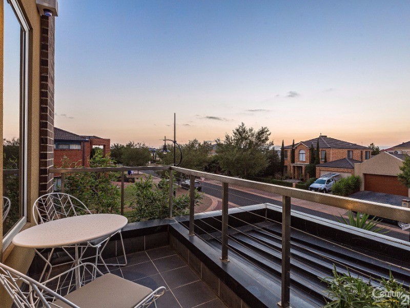 16 Moncrieff Parade, Point Cook VIC 3030