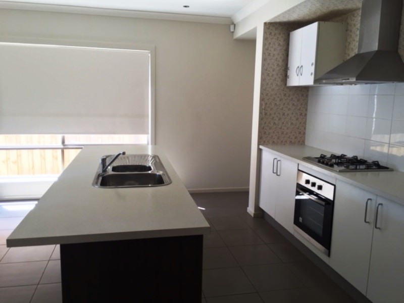 14 Trident Court, Sanctuary Lakes VIC 3030