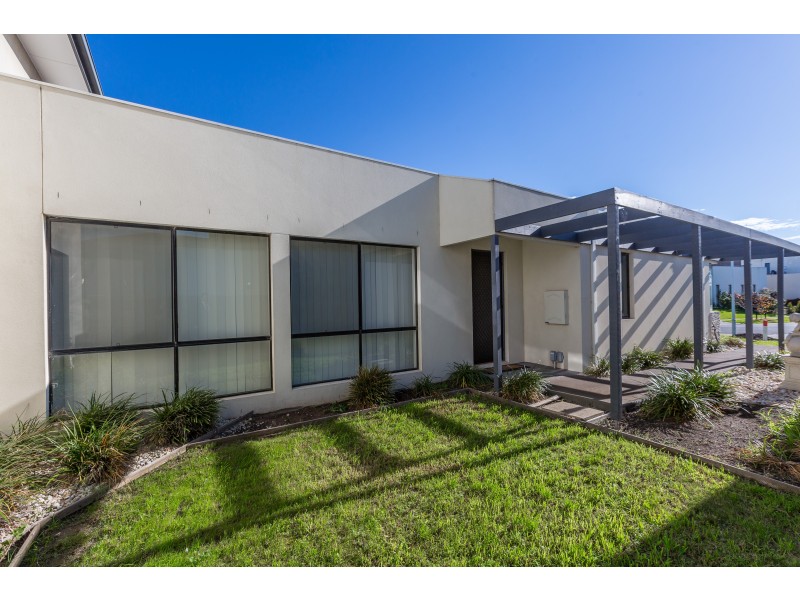 54 Signature Boulevard, Sanctuary Lakes VIC 3030