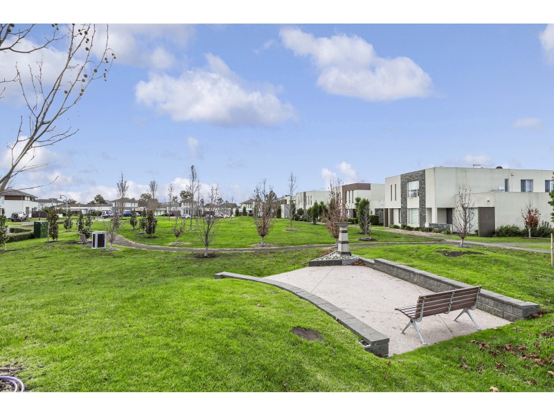 54 Signature Boulevard, Sanctuary Lakes VIC 3030