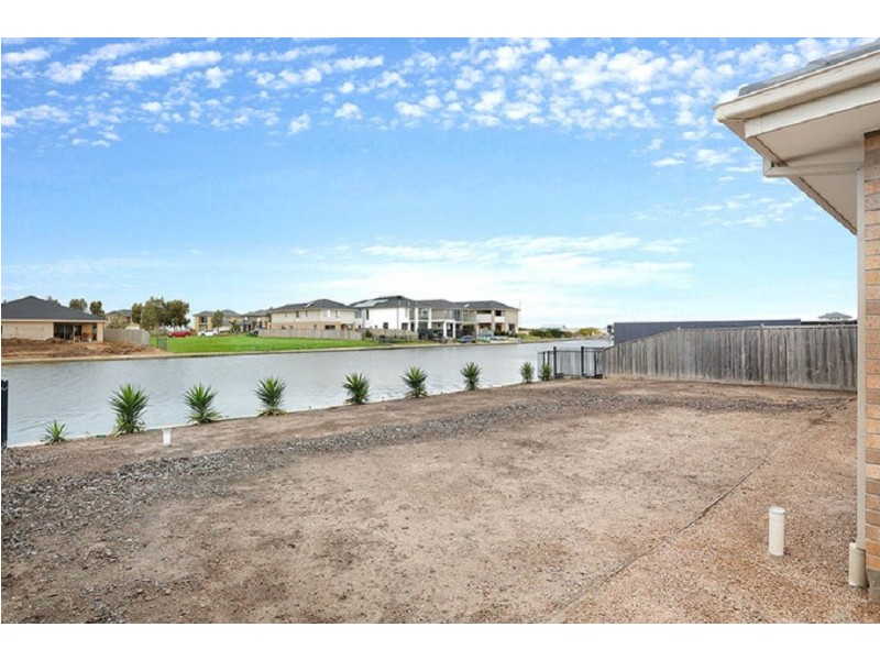 5 Spraypoint Drive, Sanctuary Lakes VIC 3030