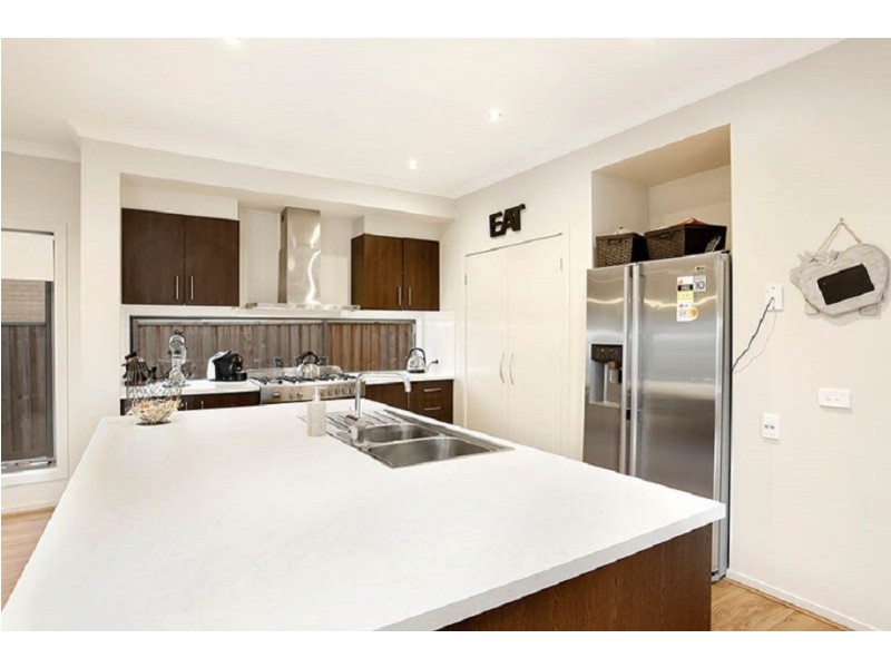 5 Spraypoint Drive, Sanctuary Lakes VIC 3030