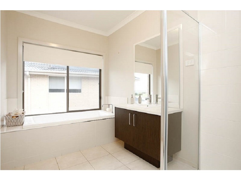 5 Spraypoint Drive, Sanctuary Lakes VIC 3030