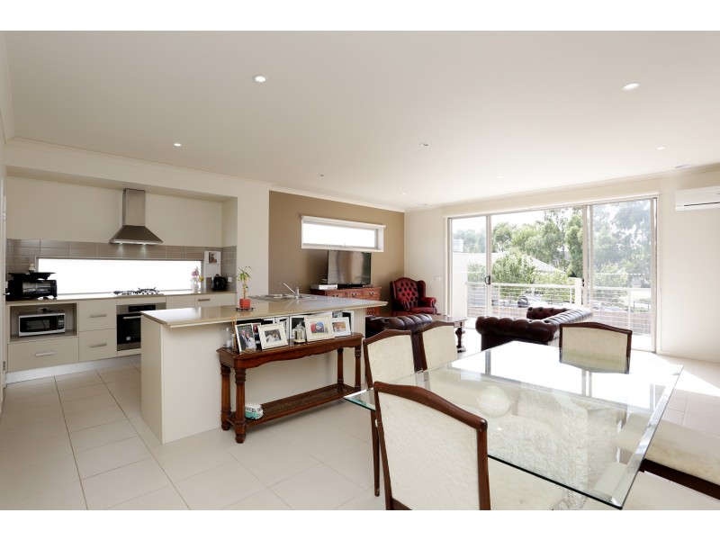 33 Broadbeach Circuit, Sanctuary Lakes VIC 3030
