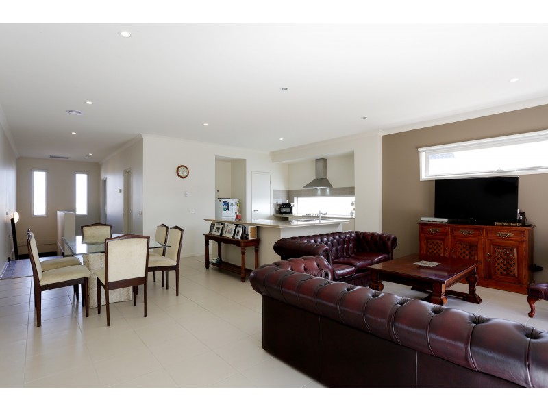 33 Broadbeach Circuit, Sanctuary Lakes VIC 3030