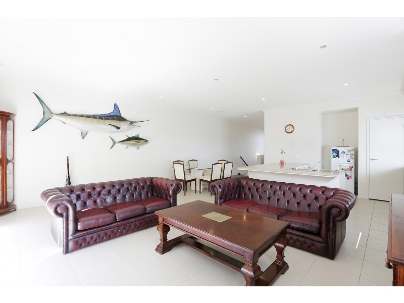 33 Broadbeach Circuit, Sanctuary Lakes VIC 3030