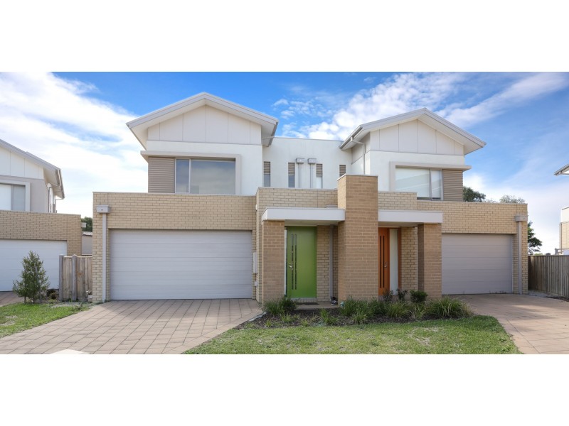 33 Broadbeach Circuit, Sanctuary Lakes VIC 3030
