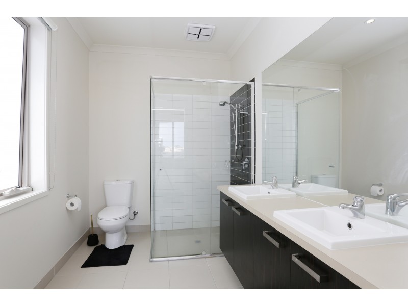 33 Broadbeach Circuit, Sanctuary Lakes VIC 3030