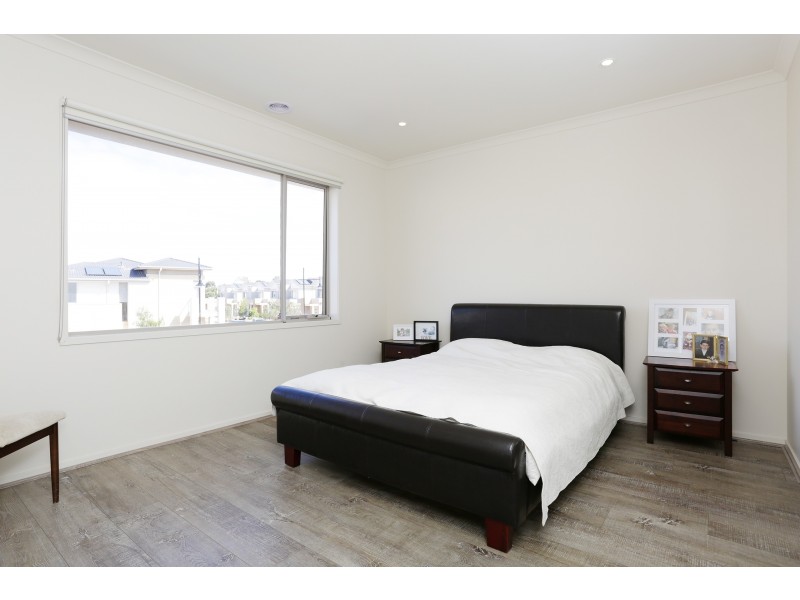 33 Broadbeach Circuit, Sanctuary Lakes VIC 3030