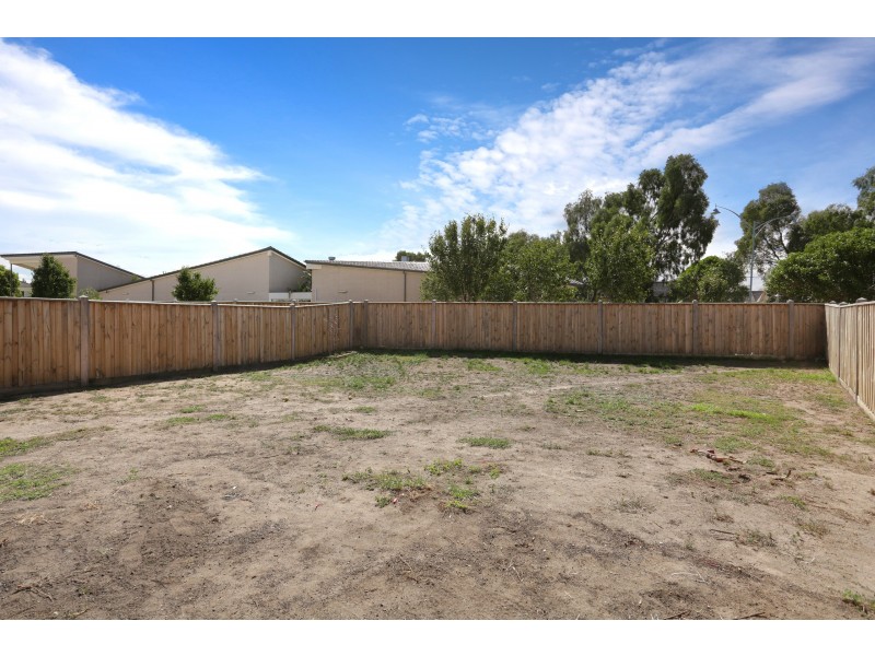 33 Broadbeach Circuit, Sanctuary Lakes VIC 3030